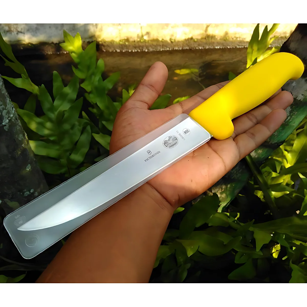 Ніж кухонний обваловувальний Victorinox Fibrox 15 см, жовтий
